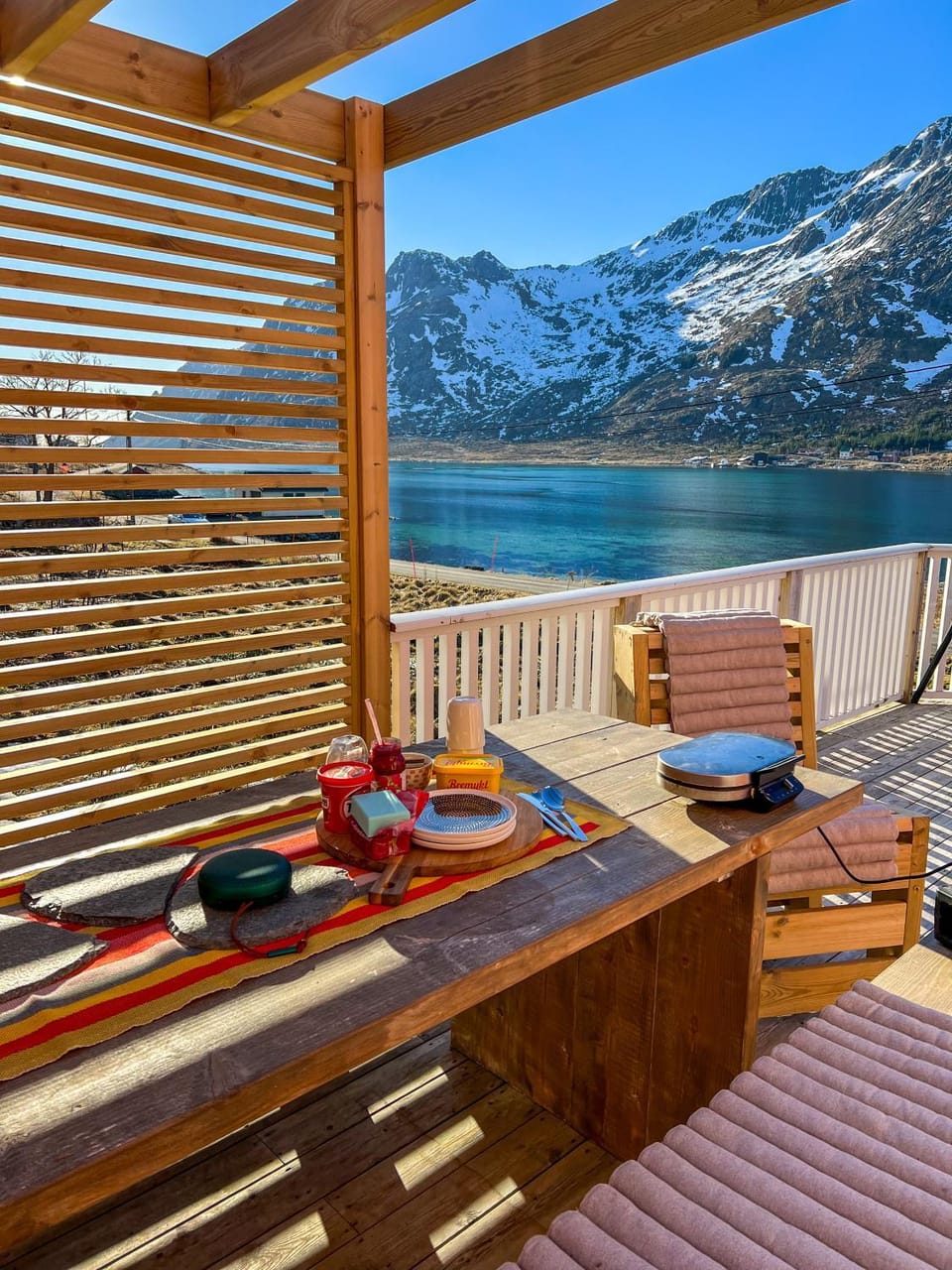 Natural landscape, Balcony/Terrace, Seating area, Dining area, Lake view