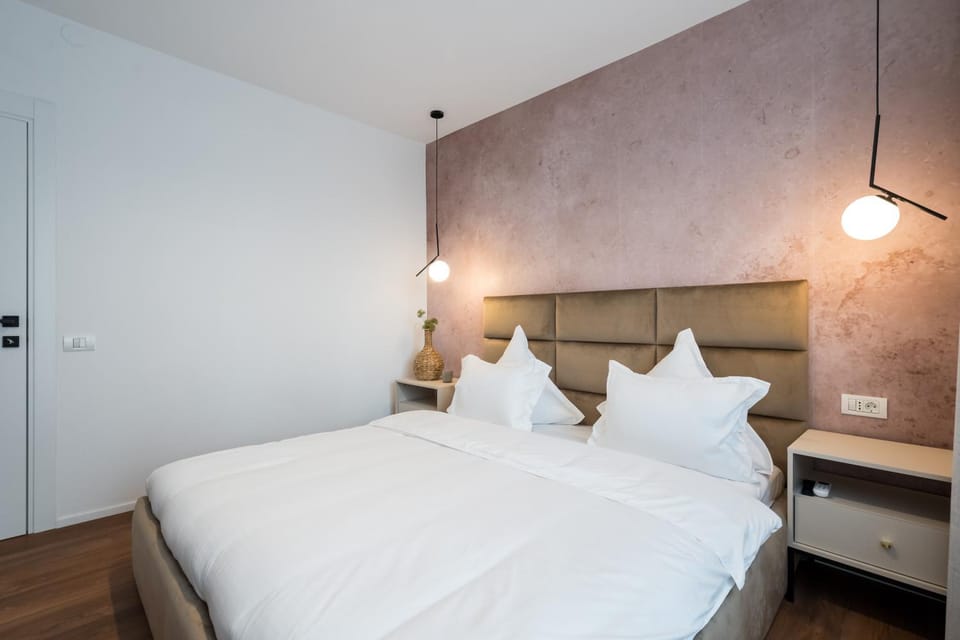 Bed, TV and multimedia, Bedroom, flat iron, heating, air conditioner