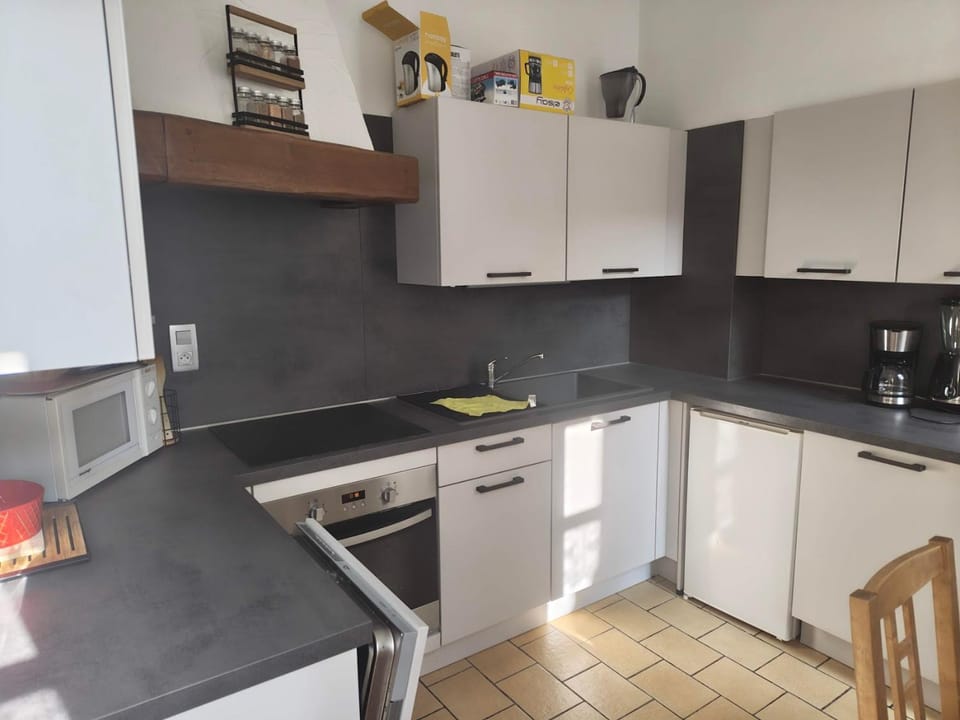 Kitchen or kitchenette, dishwasher, oven