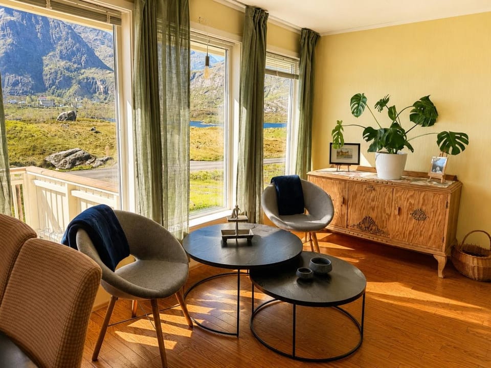 KB - Waterfront Villa Sørvågen House in Lofoten
