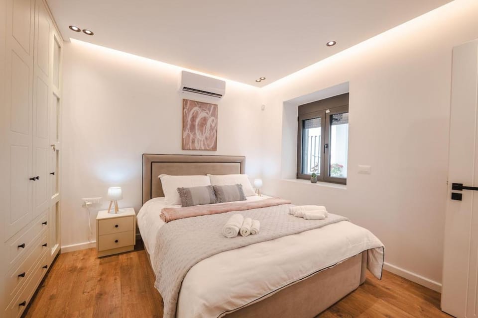 Photo of the whole room, Bedroom, wardrobe, air conditioner