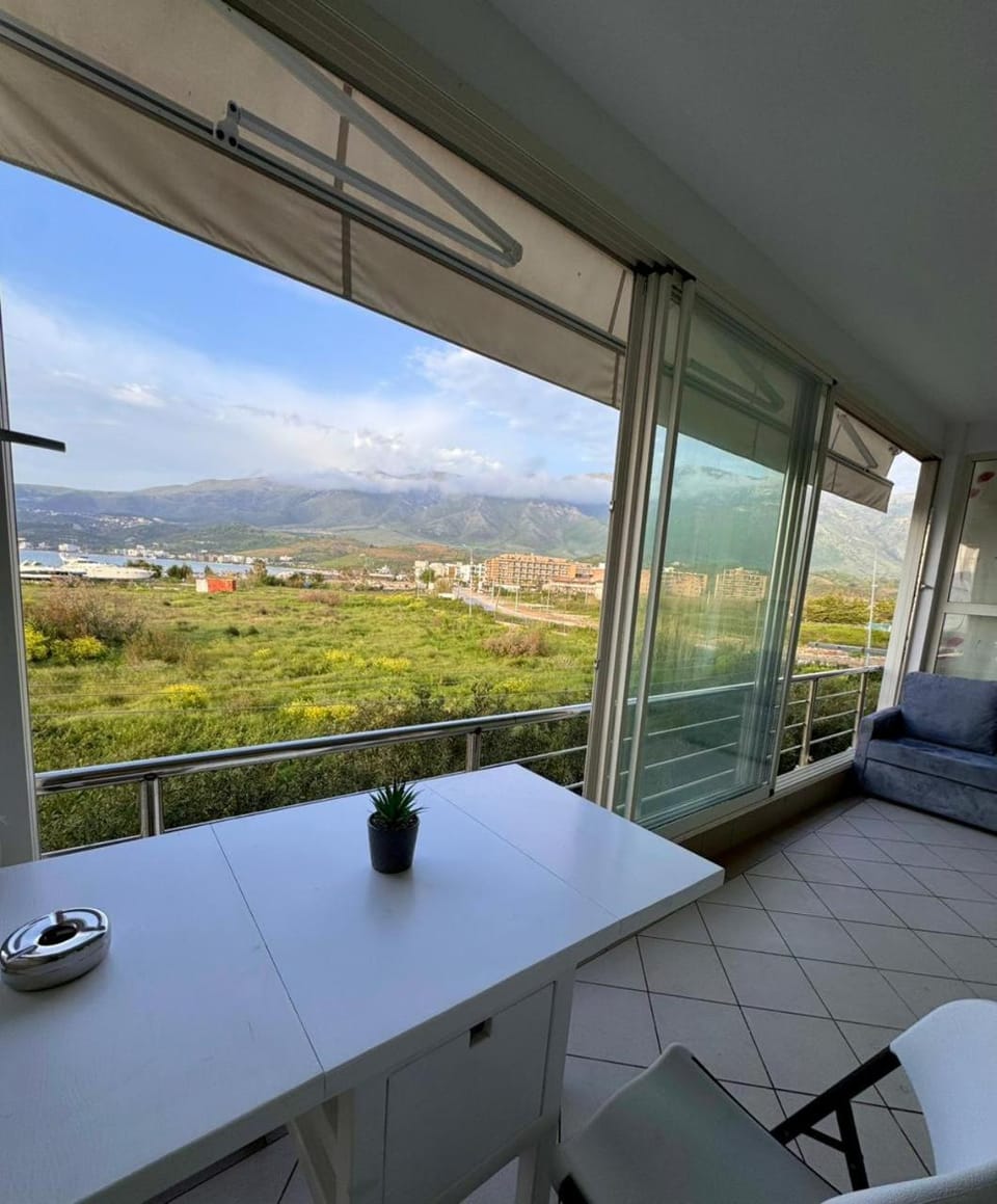 Balcony/Terrace, Dining area, Mountain view