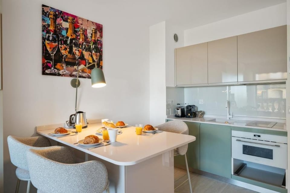 Coffee/tea facilities, Kitchen or kitchenette, Food and drinks, Decorative detail, Dining area, Breakfast, Drinks, stove