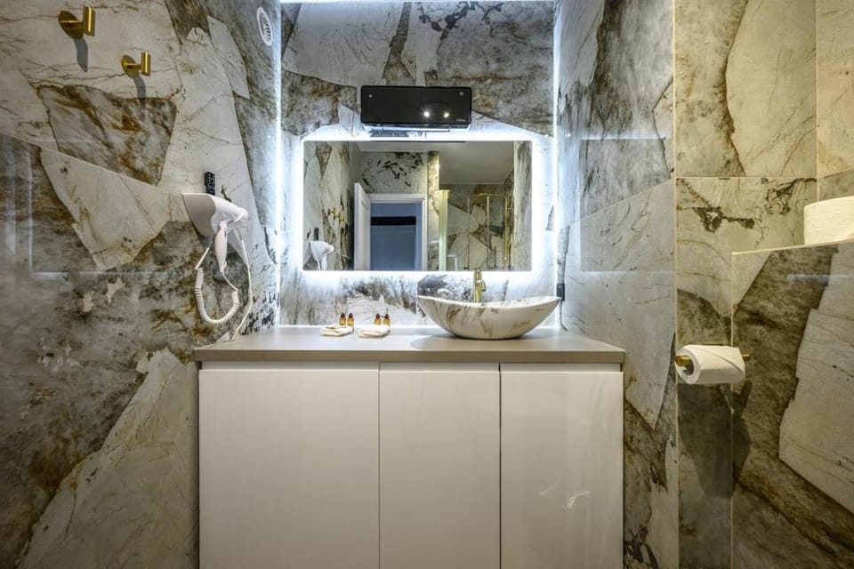 Shower, Toilet, Bathroom, hair dryier, heating