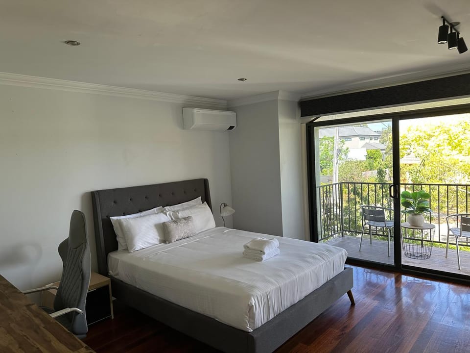 Bed, View (from property/room), Balcony/Terrace, Photo of the whole room, Bedroom, towels, air conditioner