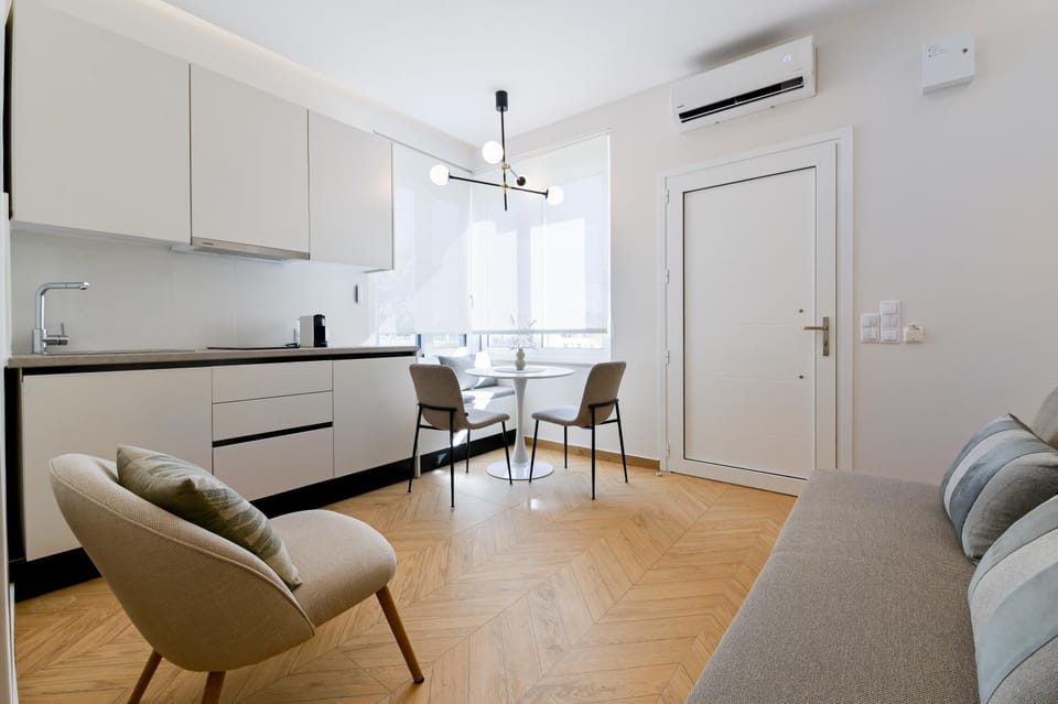 Kitchen or kitchenette, Living room, Seating area, Dining area