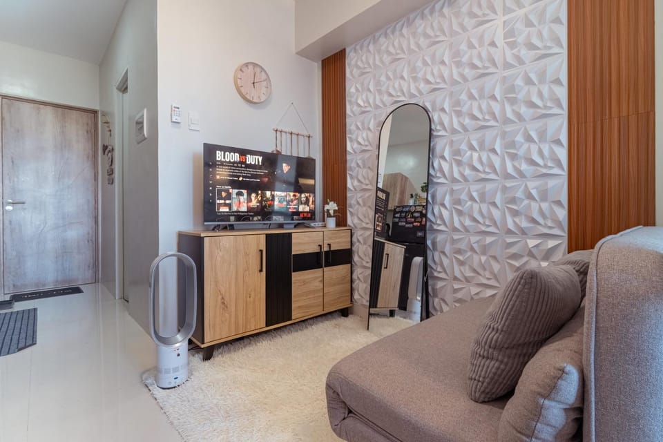 1BR Condo with Balcony I Pool I Gym Near Airport and Mall Apartment in Lapu-Lapu City