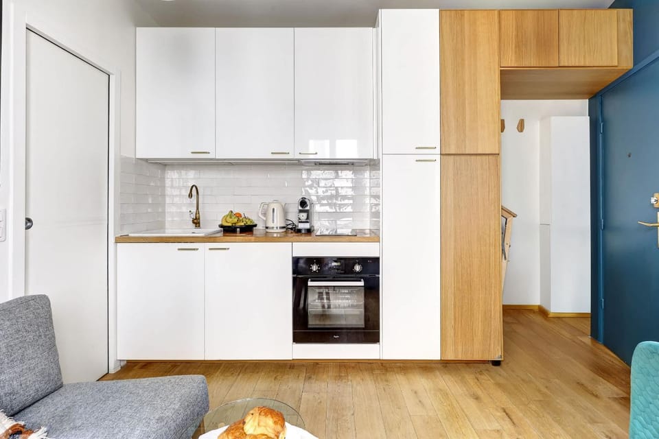 Coffee/tea facilities, Kitchen or kitchenette, oven, stove