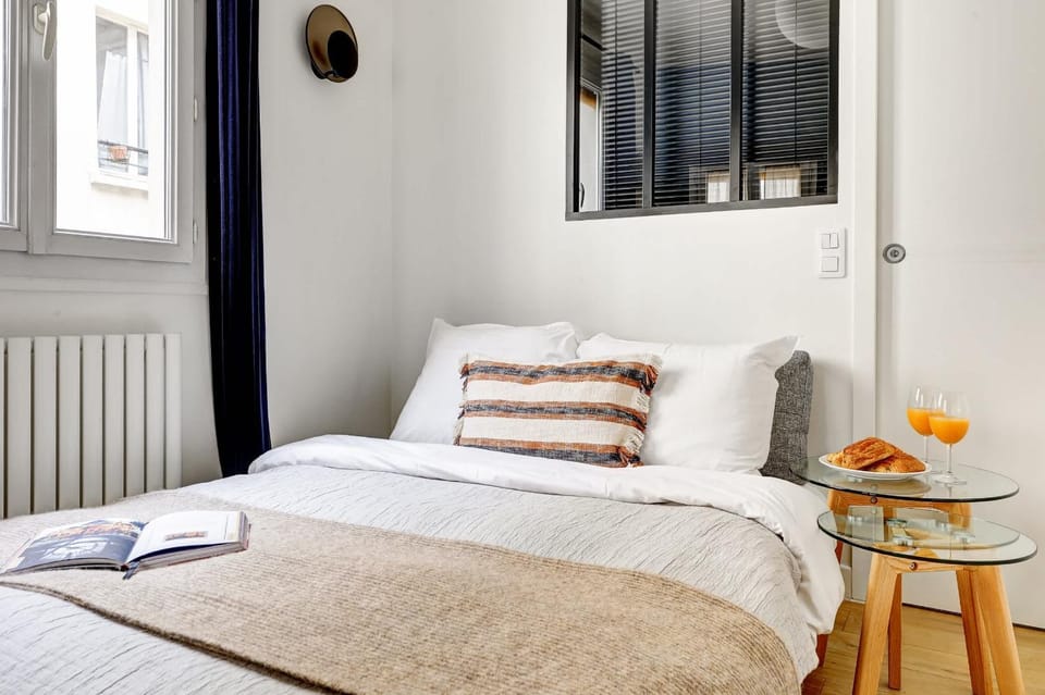Bed, Living room, Food and drinks, Seating area, Bedroom, Food, internet