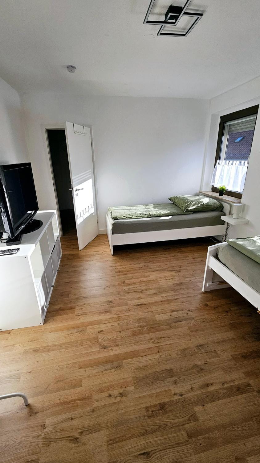 Bed, TV and multimedia, Photo of the whole room, Bedroom