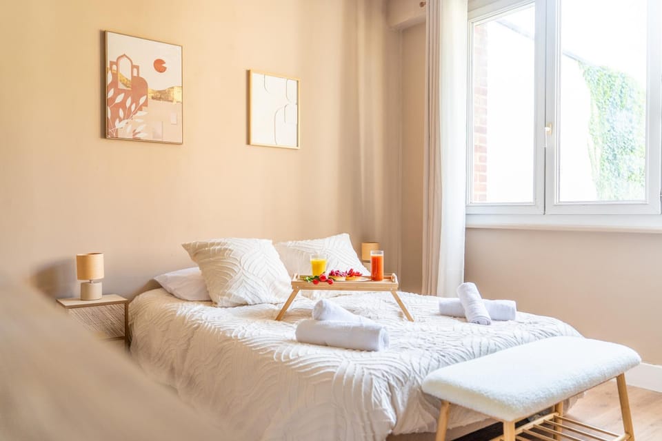 Photo of the whole room, Bedroom