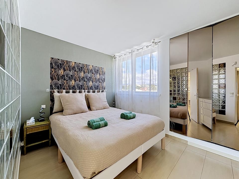 Bed, Night, TV and multimedia, Photo of the whole room, Bedroom, storage, storage