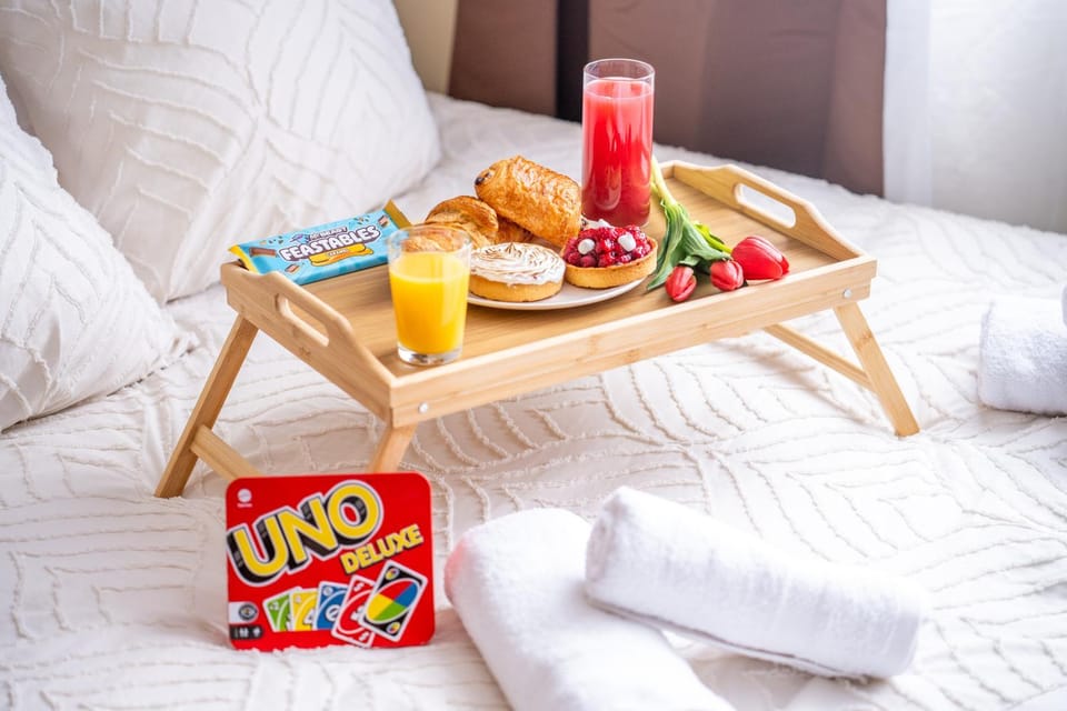 Bed, Food and drinks, Photo of the whole room, Bedroom, Food, Breakfast, Lunch, Dinner, Drinks