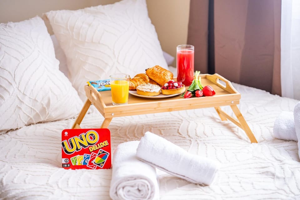 Bed, Food and drinks, Photo of the whole room, Bedroom, Food, Breakfast, Drinks, towels