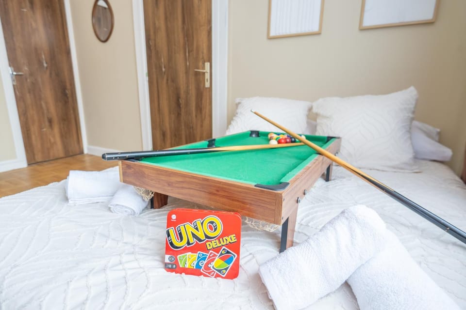 Bed, Billiard, Photo of the whole room, Bedroom