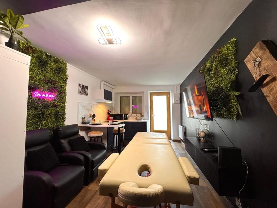 Love Room Duplex Balnéo, Ambiance Intime Apartment in Île-de-France