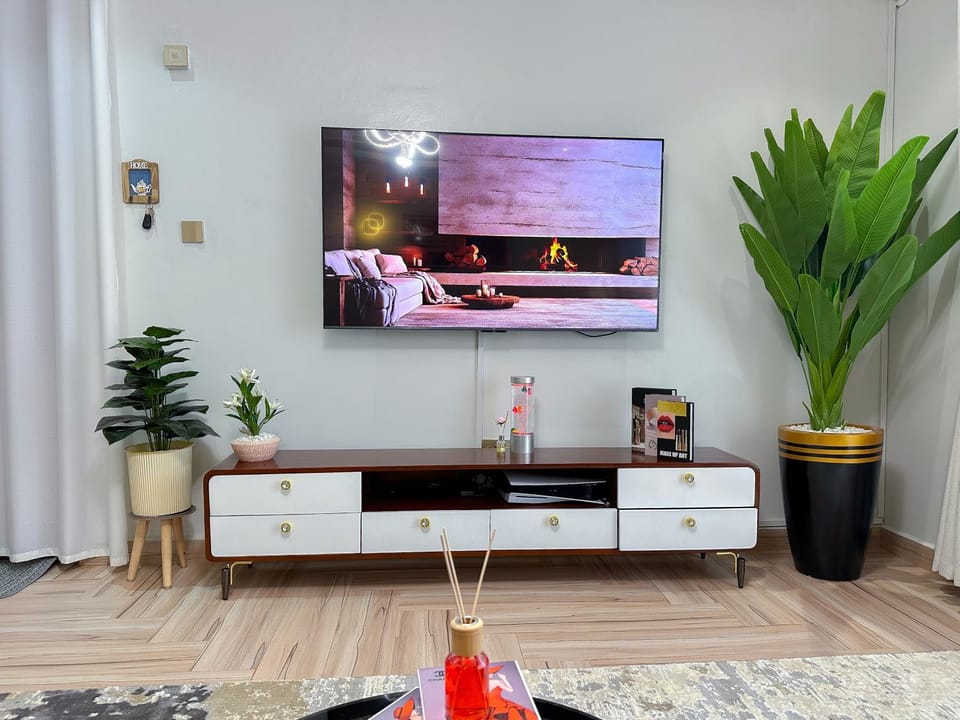 Communal lounge/ TV room, TV and multimedia, Living room, Seating area, Evening entertainment