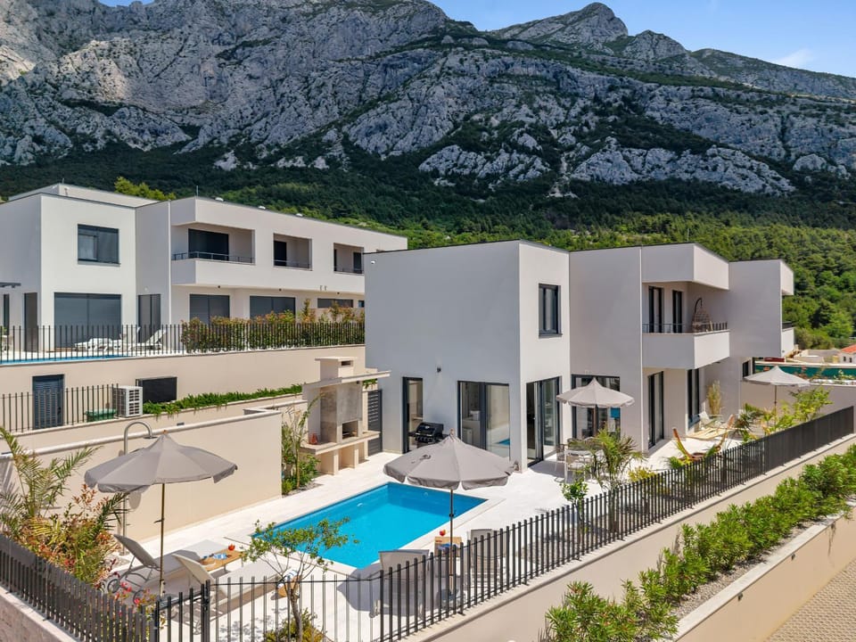 Property building, Day, Natural landscape, Mountain view, Swimming pool, sunbed