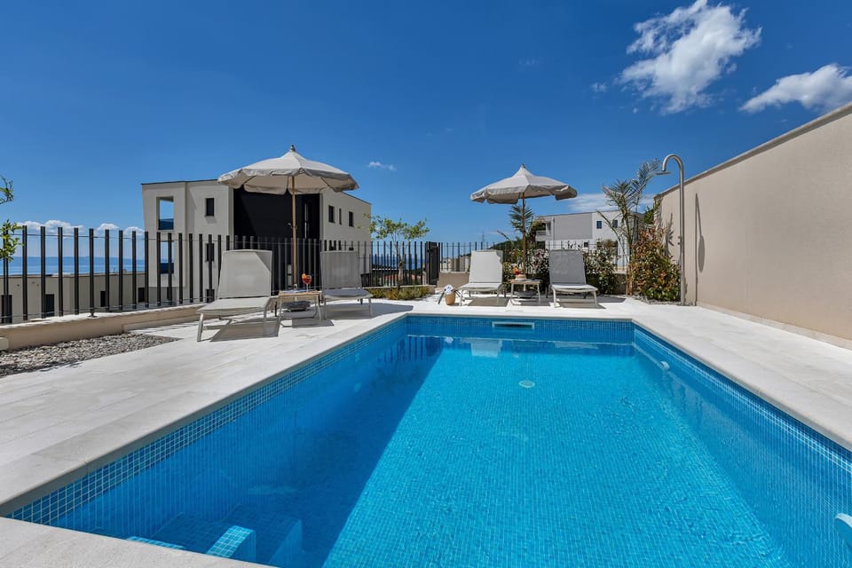 Azure Del Mar -with heated Pool- Villa in Makarska