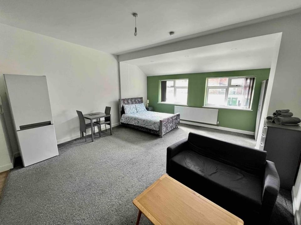 The Limes! Flat 3 Private Studio Apartment Apartment in Oldbury