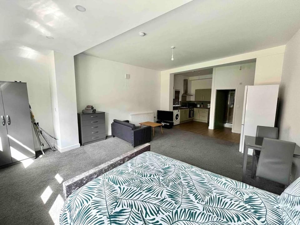 The Limes! Flat 3 Private Studio Apartment Apartment in Oldbury