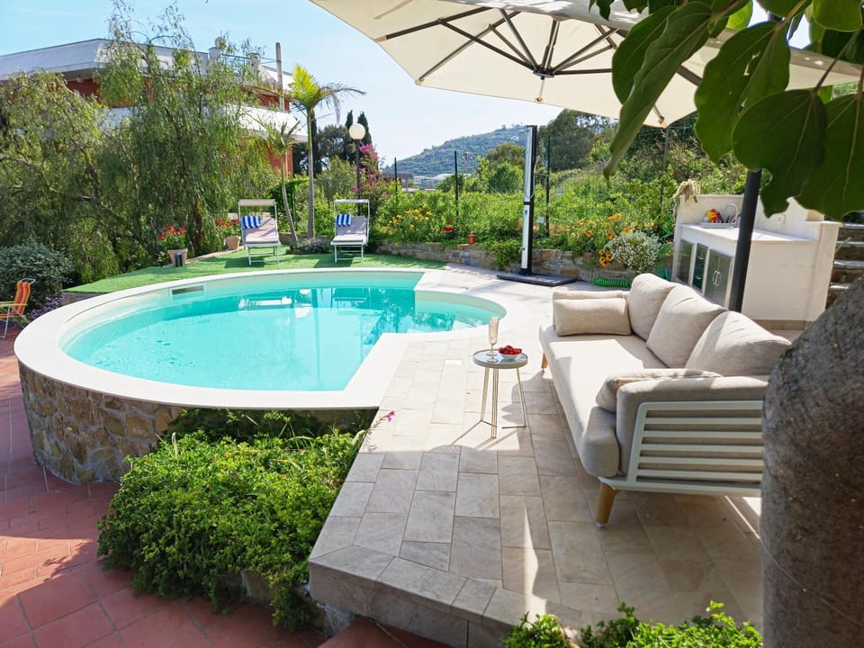 Shower, Balcony/Terrace, Kitchen or kitchenette, Pool view