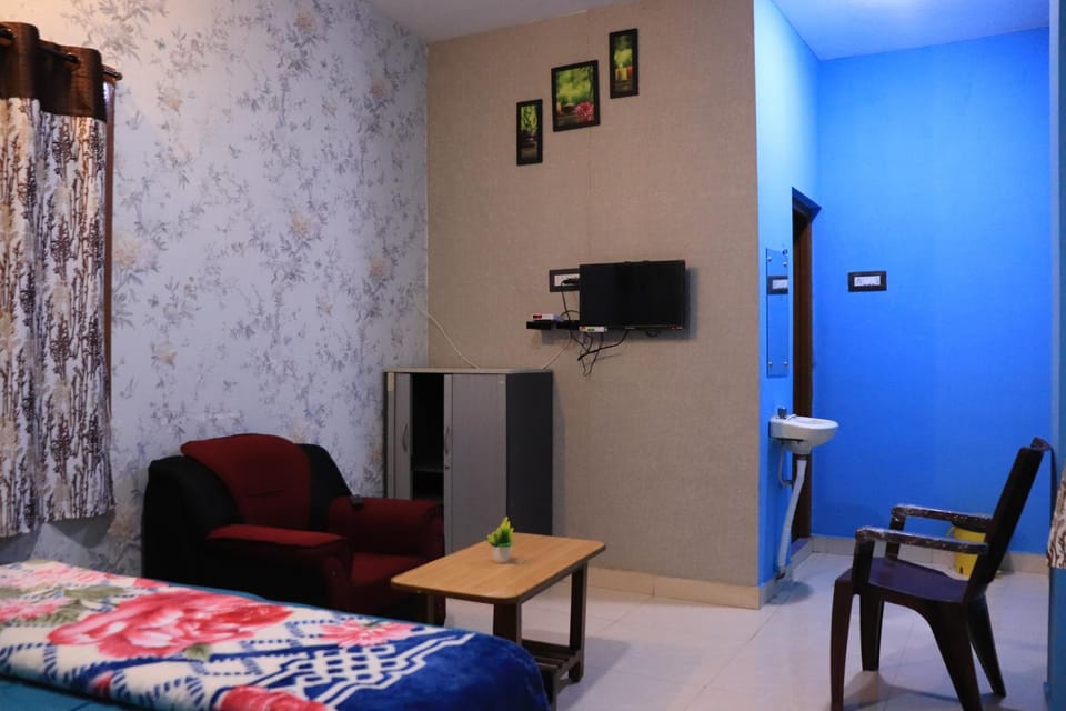 Bed, TV and multimedia, Bedroom