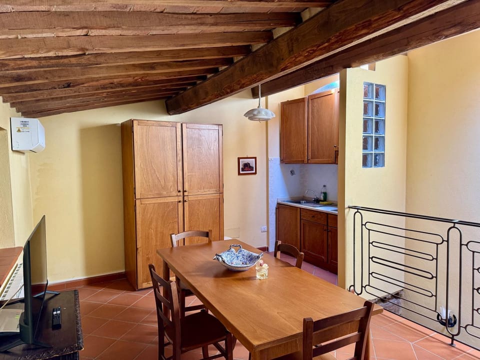 TV and multimedia, Kitchen or kitchenette, Living room, Seating area, Dining area