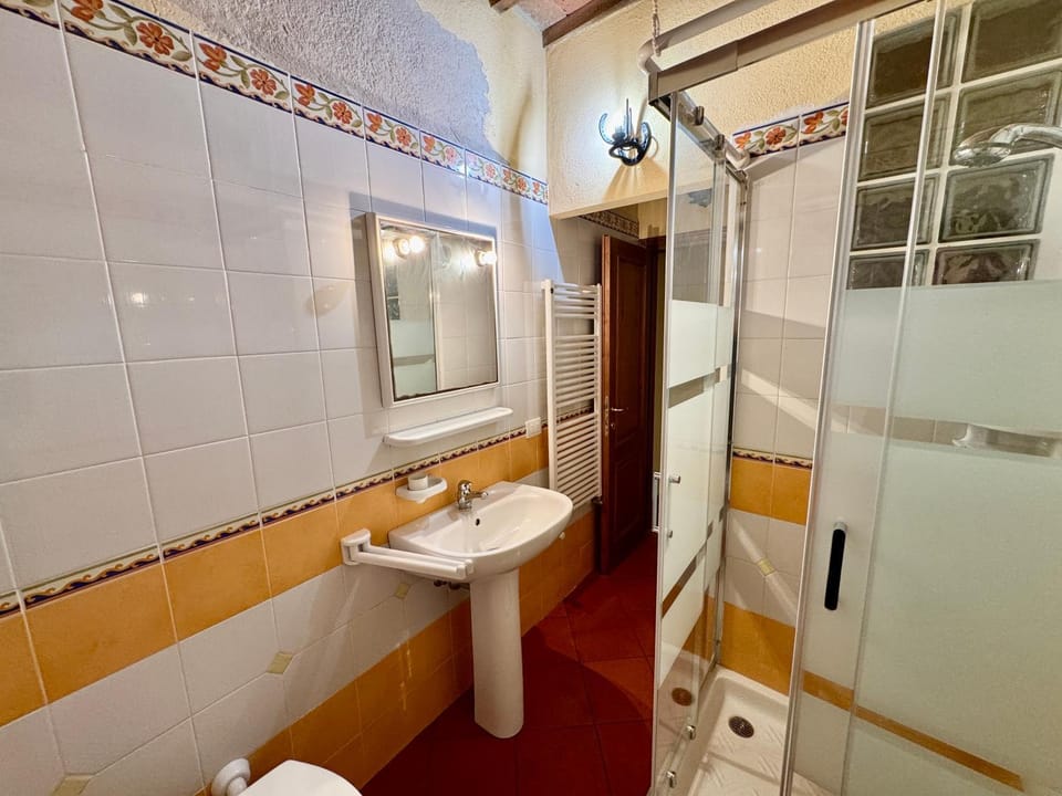 Shower, Toilet, Bathroom, bidet, towels