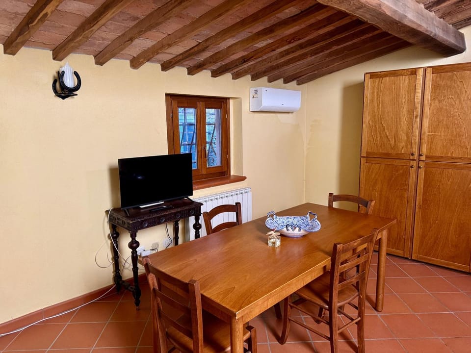 Communal lounge/ TV room, TV and multimedia, Living room, Seating area, Dining area, Evening entertainment, air conditioner