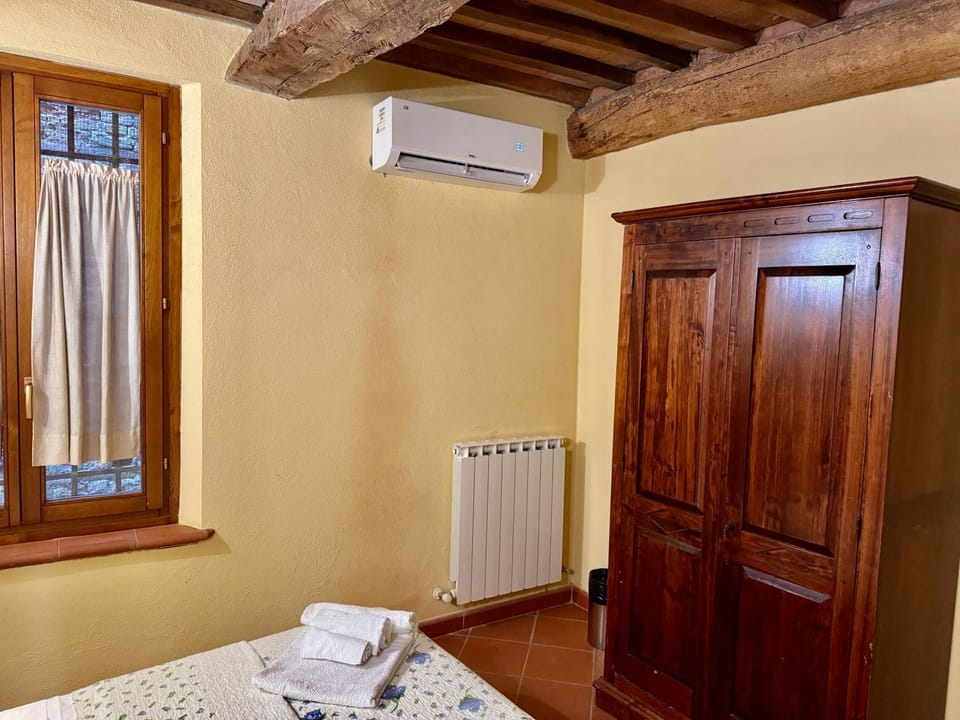 Bed, Photo of the whole room, Bedroom, internet, towels, wardrobe, air conditioner