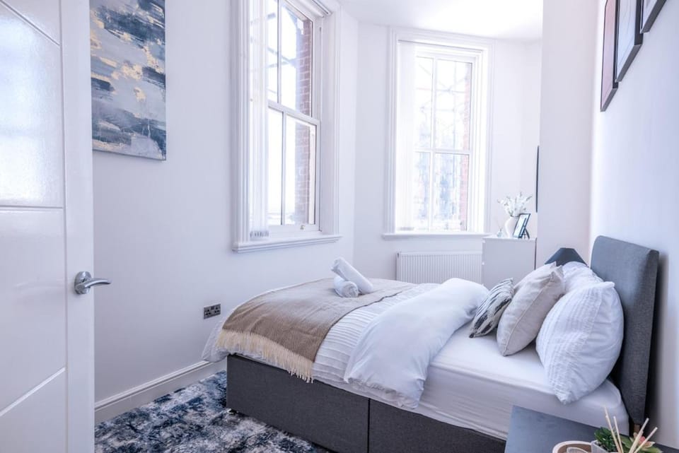 Modern 2 Bedroom flat / Free parking / Sleeps 6 Apartment in Rochdale