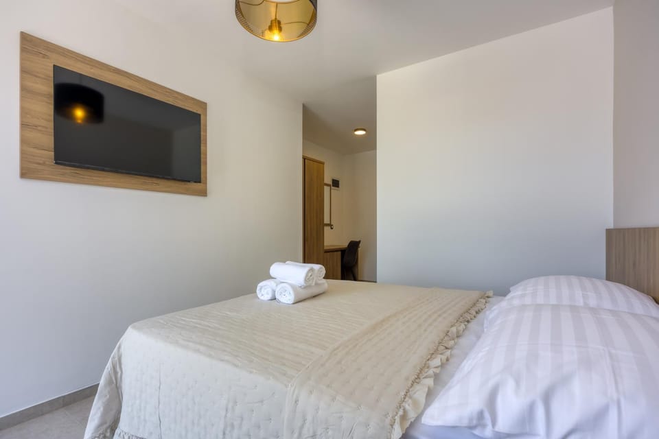 Bed, TV and multimedia, Bedroom, wardrobe