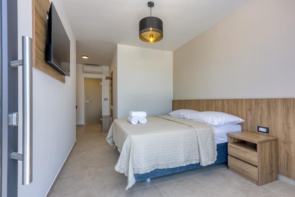 Bed, TV and multimedia, Bedroom, air conditioner