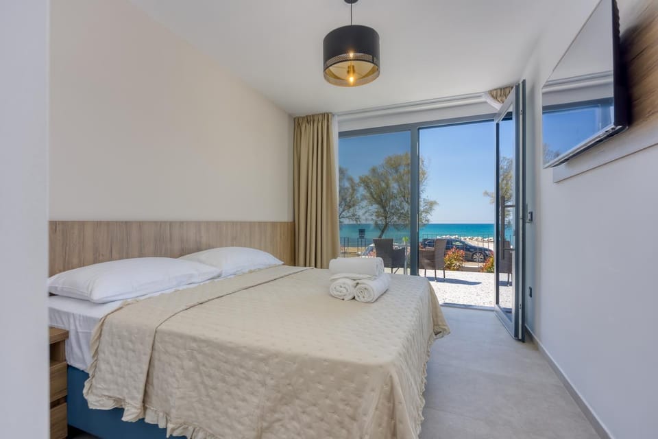 Bed, TV and multimedia, Bedroom, Sea view