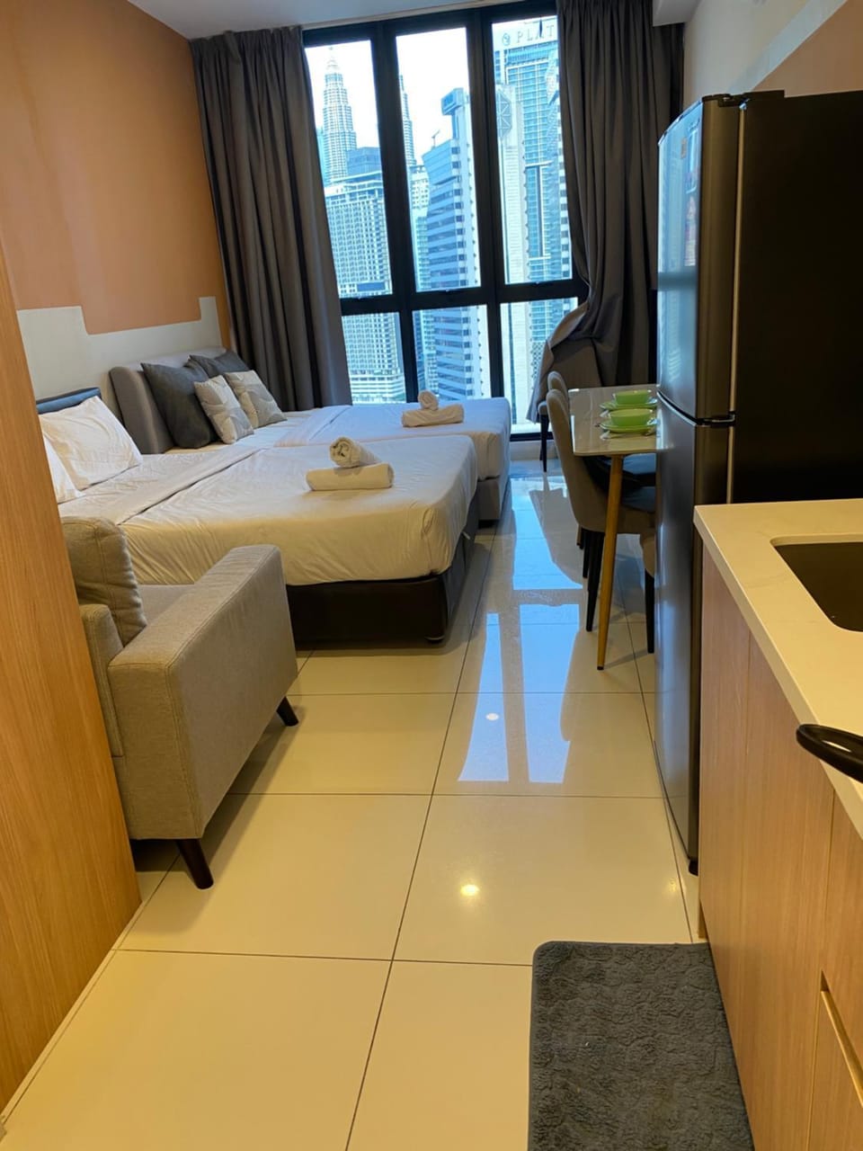 Bed, TV and multimedia, Kitchen or kitchenette, Living room, Photo of the whole room, Seating area, Bedroom