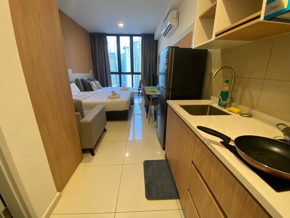 Bed, TV and multimedia, Kitchen or kitchenette, Photo of the whole room, Dining area, Bedroom, towels, air conditioner
