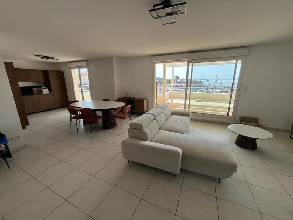 Kitchen or kitchenette, Seating area, Dining area