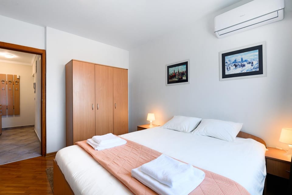 Bed, Photo of the whole room, Bedroom, towels, wardrobe, air conditioner