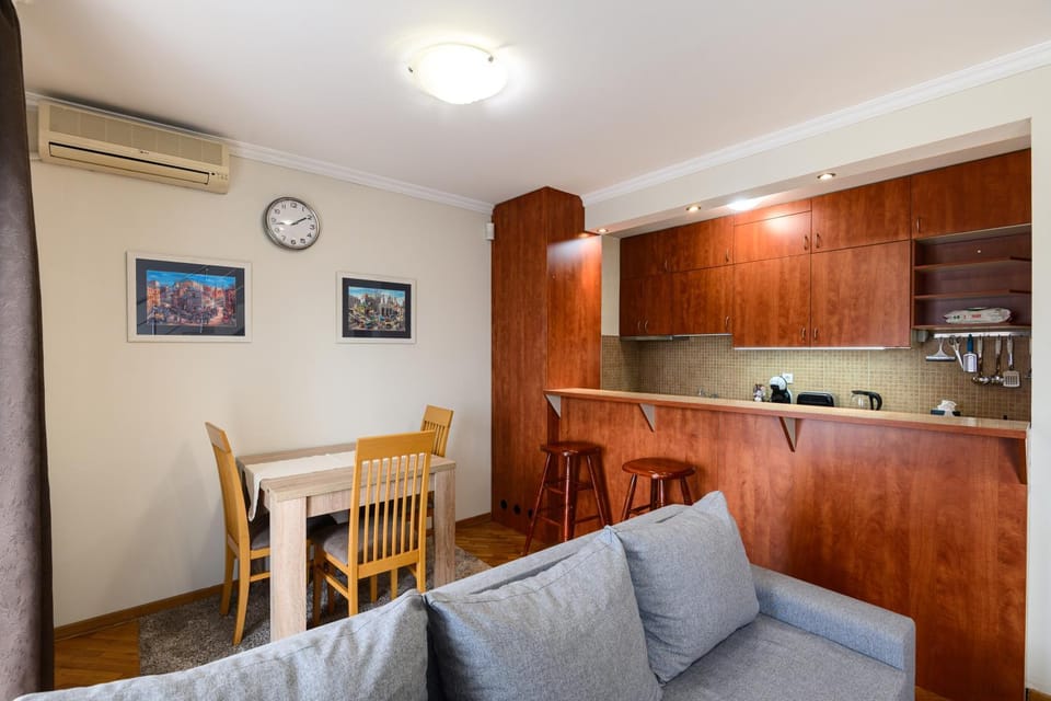 Kitchen or kitchenette, Living room, Seating area, Dining area, air conditioner