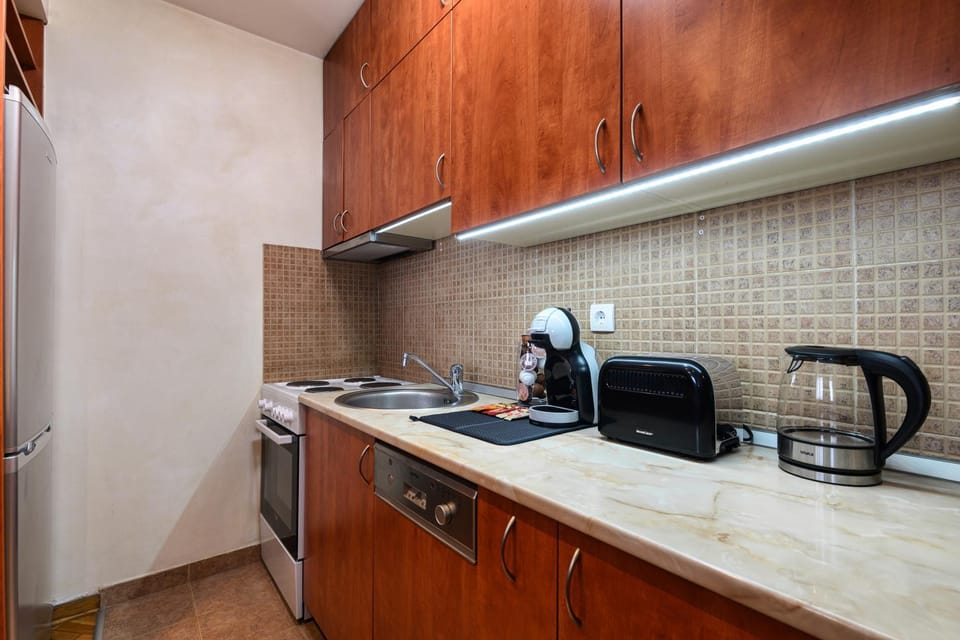 Coffee/tea facilities, Kitchen or kitchenette, stove, toaster