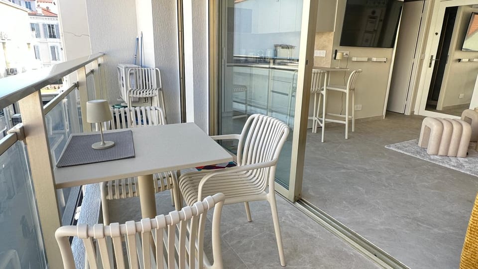STUDIO LUXE Carré d'Or Cannes - Terrasse - Aperçu mer - 3 personnes - 50m de la Croisette Apartment in Cannes