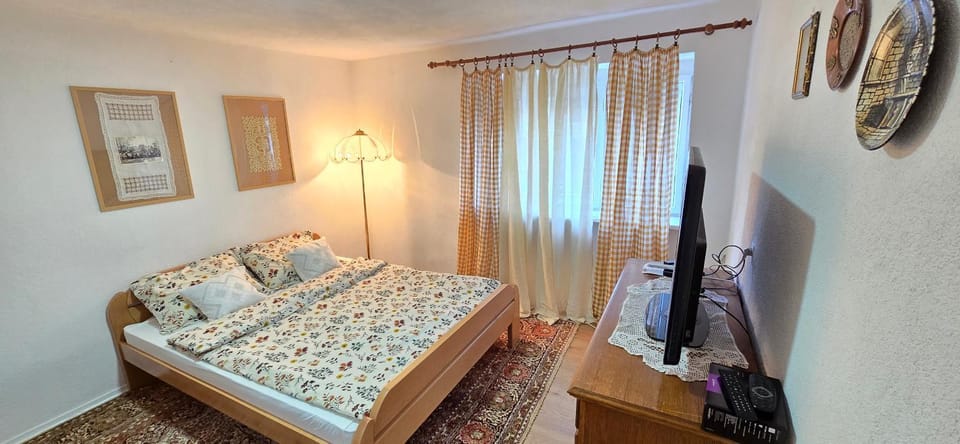 Bed, TV and multimedia, Bedroom