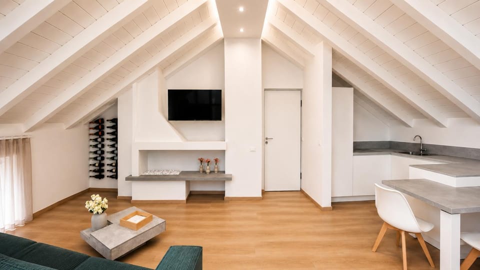 TV and multimedia, Kitchen or kitchenette, Living room, Seating area, Dining area