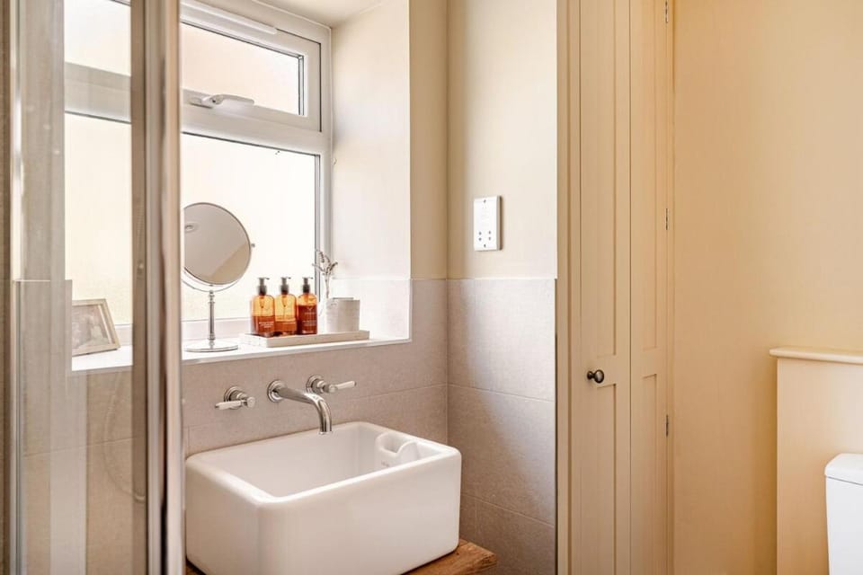 Greystones Cottage - 2-Bed Character Cottage, Access to Cotswold Way! House in Winchcombe