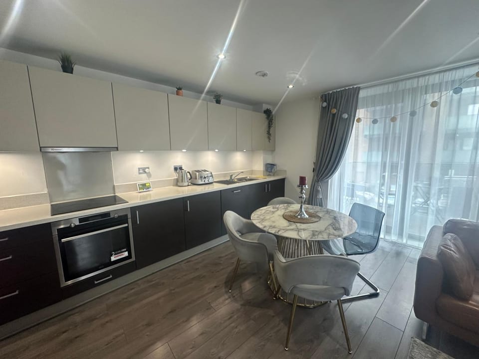 Modern 2 bedroom flat with a balcony Apartment in London Borough of Ealing