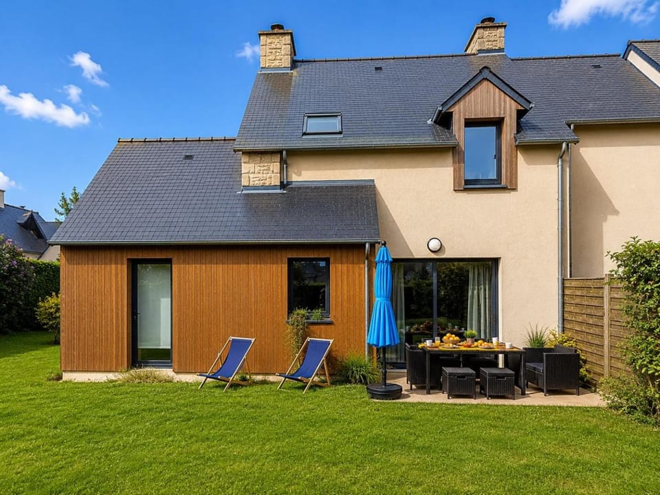 Property building, Patio, Spring, Day, Garden, sunbed