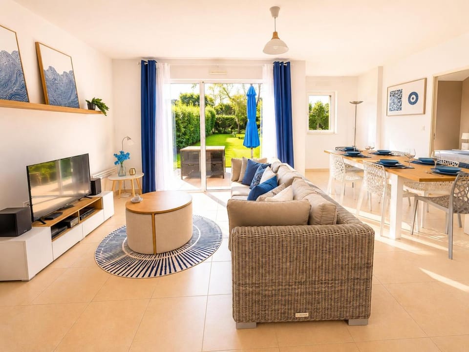 Communal lounge/ TV room, TV and multimedia, Living room, Dining area