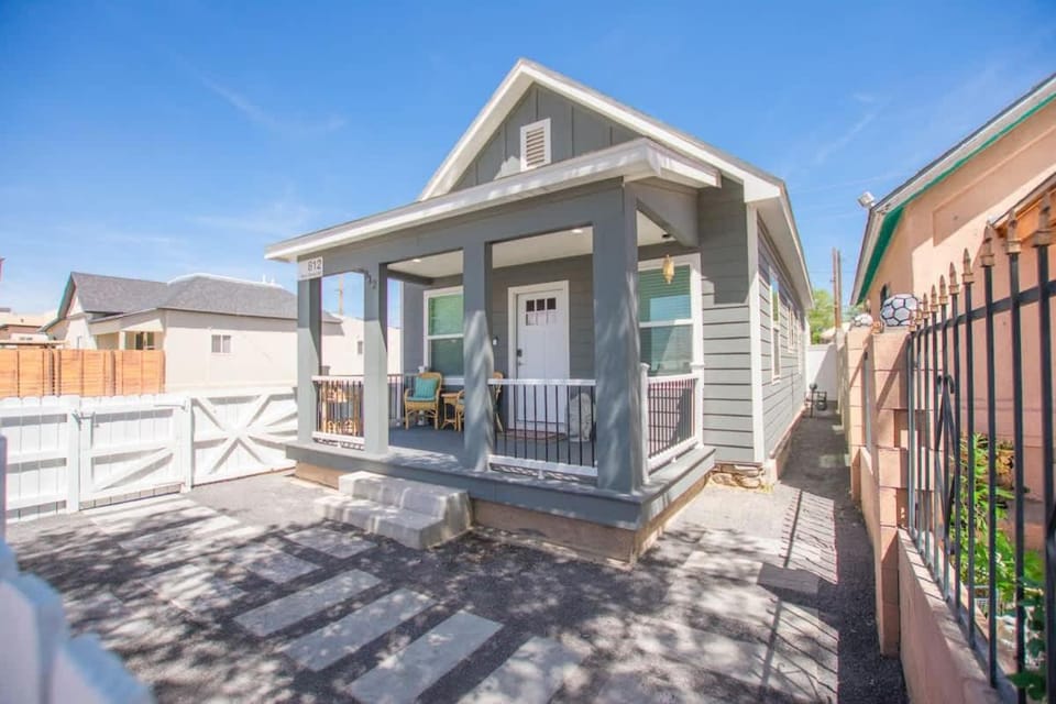 ZenDen Spa-Sauna-Hot Tub-Pet Friendly-No Pet Fee! House in Albuquerque