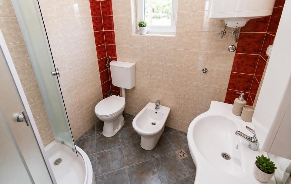 Shower, Toilet, Bathroom, bidet, towels